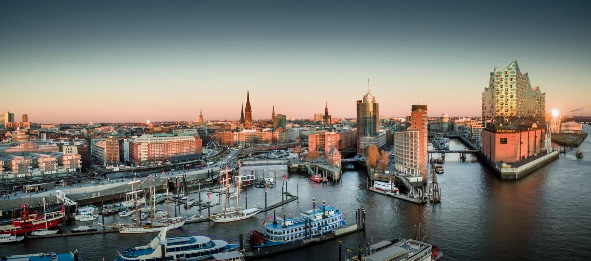 Elbphilharmonie und Hafencity bei Sonnenuntergang