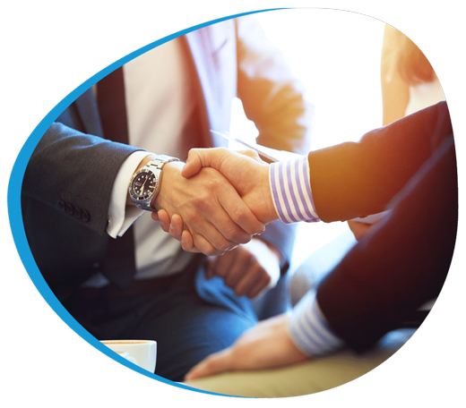 Zwei Geschäftsmänner schütteln Hände